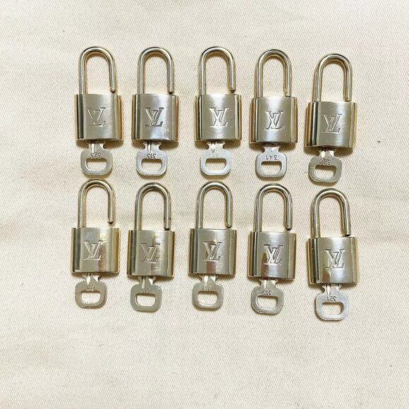 authenticity guaranteed LOUIS VUITTON LV 10 SET PADLOCK KEY BAG CHARM - Picture 1 of 4